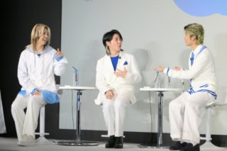 自身の診断結果を振り返りながら私生活のこだわりを語り合うなど、息ぴったりのトークと楽しそうな笑顔で会場を温かな熱気で包み込むMrs. GREEN APPLEの3人。