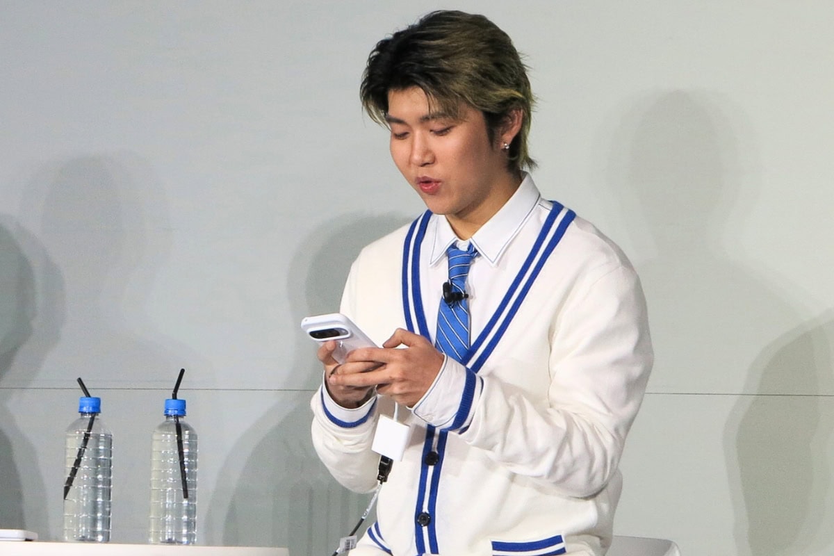 「スキンメイトに聞いてみよう！」真剣な表情でスマホを操作し、憧れのぷくぷく肌を目指す若井滉斗さん。