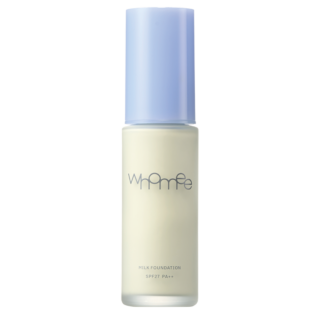 赤みをおさえ、透明感をブースト。whomee ミルク ファンデーション メドウ SPF27・PA++ 27 mL ¥3,190(WinC)
