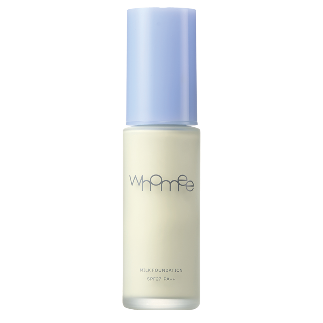 赤みをおさえ、透明感をブースト。whomee ミルク ファンデーション メドウ SPF27・PA++ 27 mL ¥3,190（WinC）