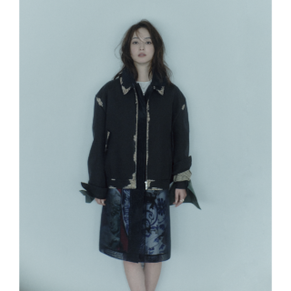 ブルゾン¥737,000、中に着たシアーコート¥517,000、ドレス¥550,000、ネックレス〈上〉¥1,430,000、ネックレス〈下〉¥1,100,000、リング¥1,595,000※全て予定価格（全てプラダ／プラダ クライアントサービス）