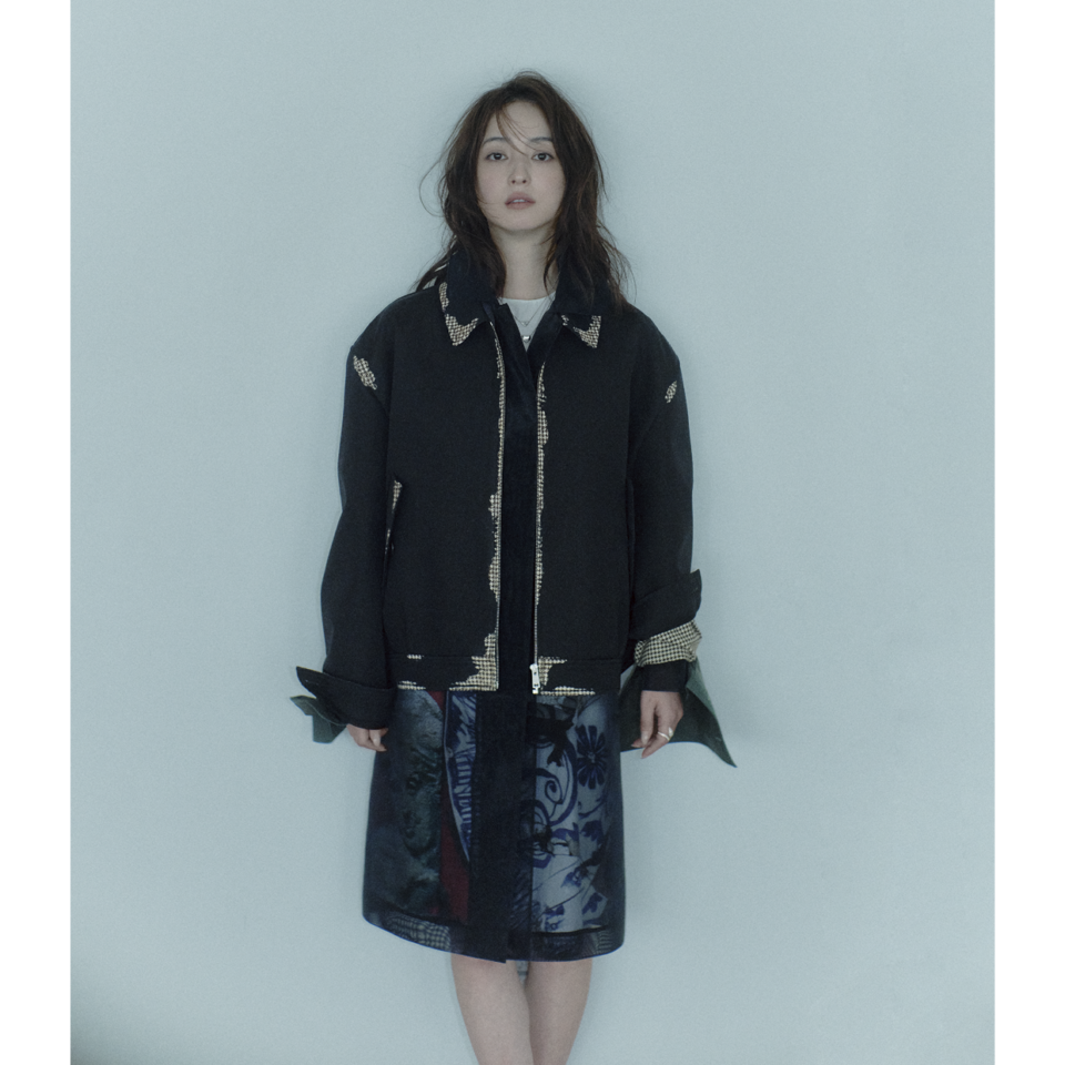 ブルゾン¥737,000、中に着たシアーコート¥517,000、ドレス¥550,000、ネックレス〈上〉¥1,430,000、ネックレス〈下〉¥1,100,000、リング¥1,595,000※全て予定価格（全てプラダ／プラダ クライアントサービス）