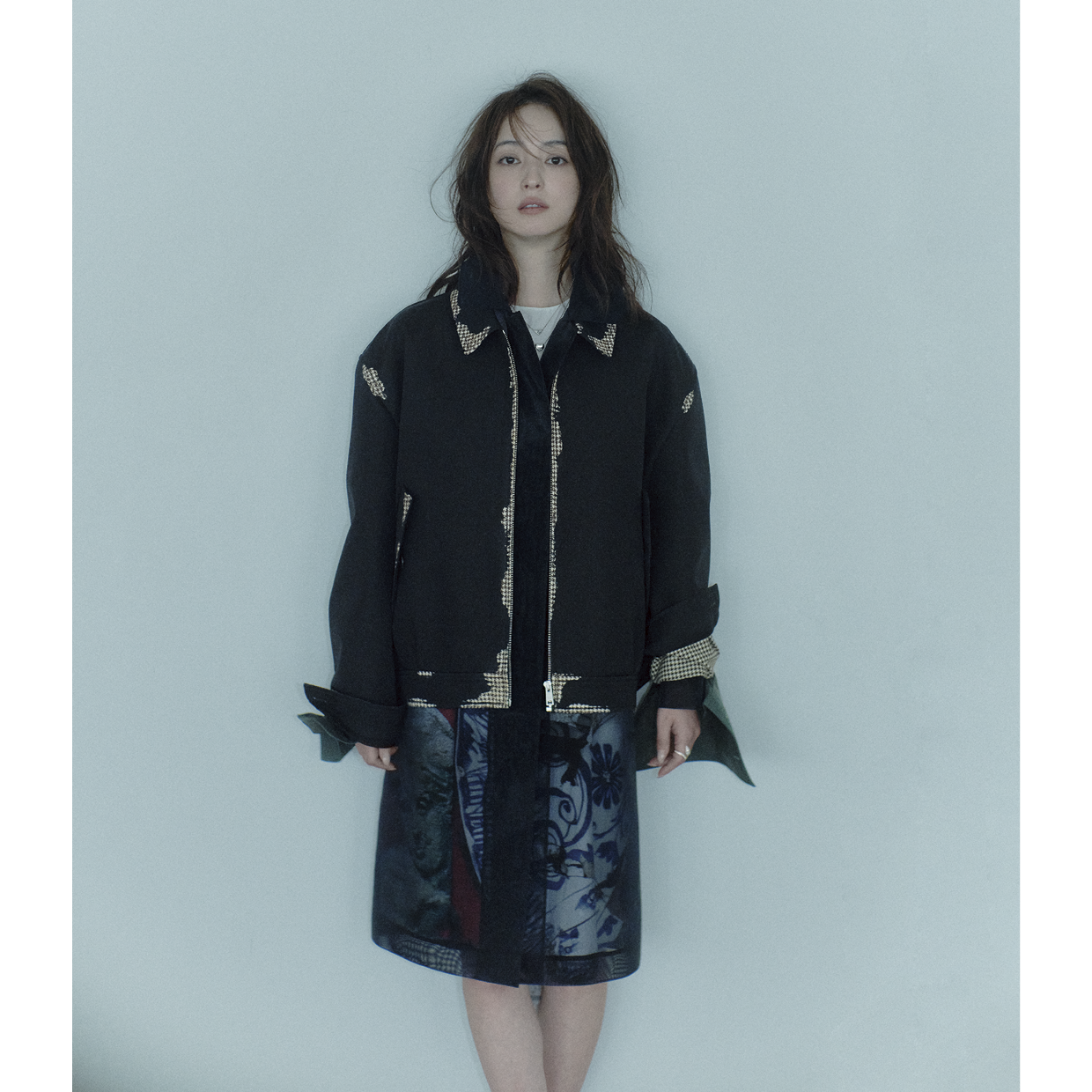 ブルゾン¥737,000、中に着たシアーコート¥517,000、ドレス¥550,000、ネックレス〈上〉¥1,430,000、ネックレス〈下〉¥1,100,000、リング¥1,595,000※全て予定価格(全てプラダ/プラダ クライアントサービス)