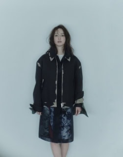 ブルゾン¥737,000、中に着たシアーコート¥517,000、ドレス¥550,000、ネックレス〈上〉¥1,430,000、ネックレス〈下〉¥1,100,000、リング¥1,595,000※全て予定価格(全てプラダ/プラダ クライアントサービス)