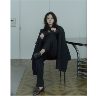 コート¥621,500、セーター¥250,800、パンツ¥205,700、シューズ¥254,100（全てザ・ロウ／ザ・ロウ・ジャパン）、ロングネックレス〈LOVE〉［YG］¥2,019,600、ウォッチ〈ベニュワール〉［YG］¥2,956,800、ブレスレット〈サントス ドゥ カルティエ〉［YG］¥841,500、リング〈トリニティ〉［WG×YG×PG］¥289,300（全てカルティエ／カルティエ カスタマー サービスセンター）　「25歳になったら辞めよう、と思っていました」今年デビュー20周年【佐々木希インタビュー】