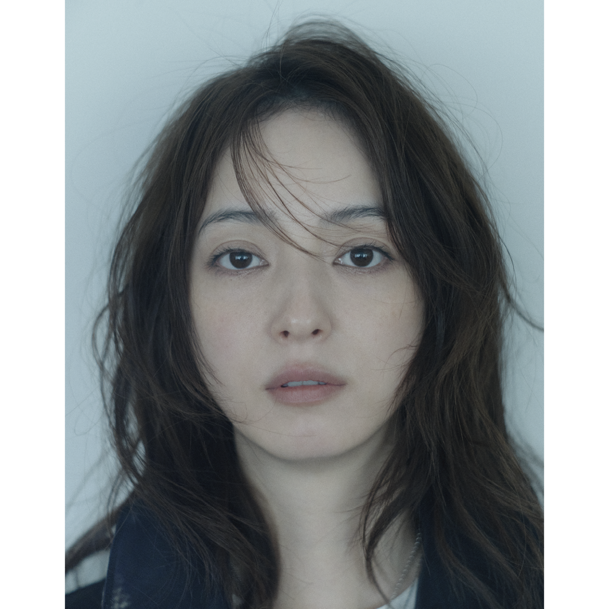 Profile_佐々木希(ささき・のぞみ) 1988年生まれ、秋田県出身。2006年『週刊ヤングジャンプ』の“ギャルコン2005 グランプリ”、雑誌『PINK Y』の“プリンセスPINKY グランプリ”を受賞し、デビュー。俳優・モデルとして活躍するほか、自身のYouTubeチャンネルやワンマイルウェアブランド「INTIMITE(アンティミテ)」のプロデュースも手掛ける。10月2日には『佐々木希フォトエッセイ Natural』(講談社)を発売。