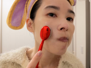 一度ブラシにファンデを取り直して、頰の毛穴や色ムラが気になる部分にフェザータッチ。