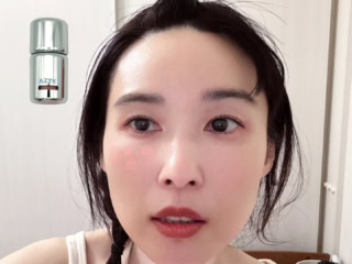 右側は中顔面を短くする気持ちで、目の下から鼻の横の範囲で横広に。鼻の頭にもちょっと置いて、あどけなさもひとさじ。チップタイプなので直接ポンポンと直置き。