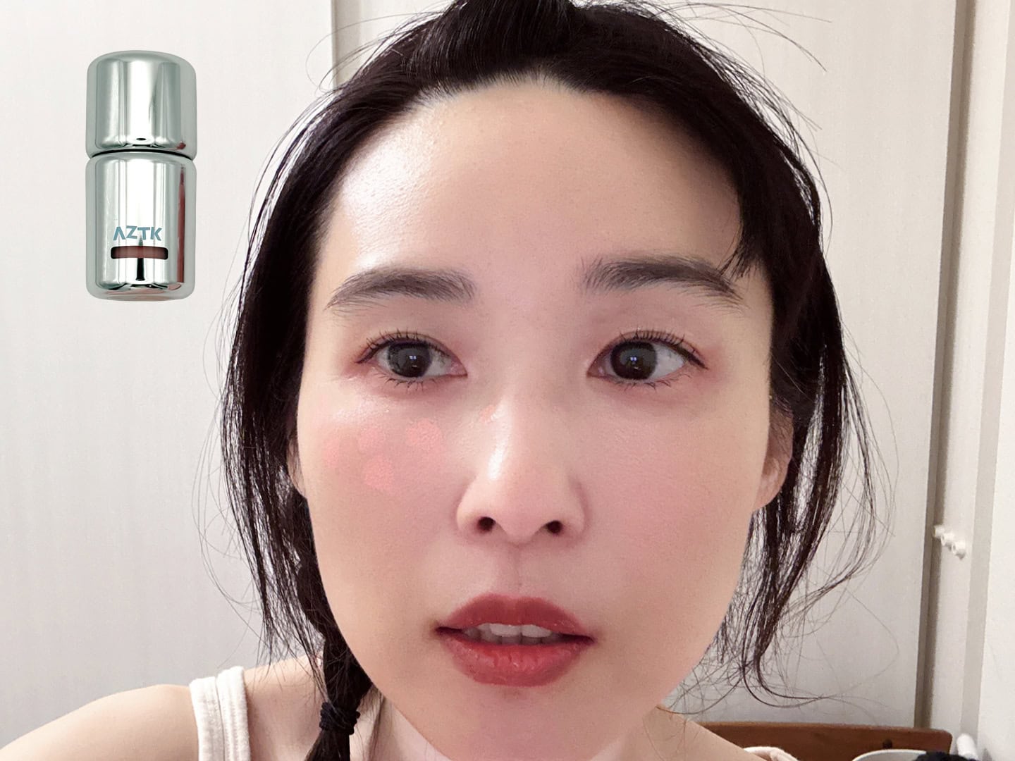右側は中顔面を短くする気持ちで、目の下から鼻の横の範囲で横広に。鼻の頭にもちょっと置いて、あどけなさもひとさじ。チップタイプなので直接ポンポンと直置き。
