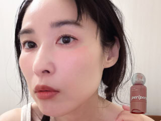 右側は血色と立体感を狙って、細長い逆三角に置きます。