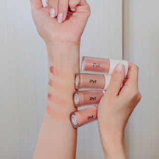 上から：Pyt のGENBA CHEEK 05 PEONY、01 EARL GREY、03 BALLERINA、02 PEACH PIE