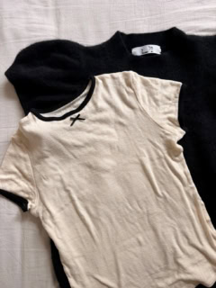 暑いの？ 涼しいの？ 「半袖×カシミヤ」がこの時期の最適解。40代編集が買った最高のトップス2選