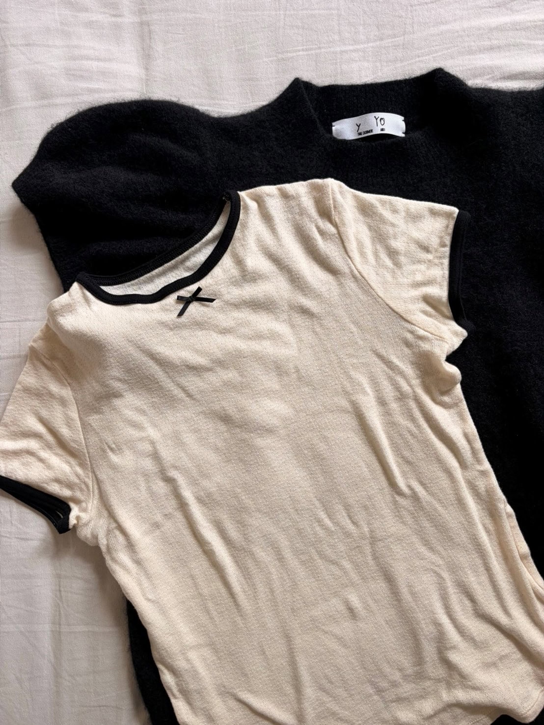 暑いの？ 涼しいの？ 「半袖×カシミヤ」がこの時期の最適解。40代編集が買った最高のトップス2選