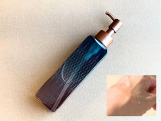 厚みがあるのにスルッと伸びて馴染みます。でも洗い流しはすっきり!これものすごく良かったです。ヒスン クレンジングオイル 150mL ¥4,620(OSAJI)※11月25日発売