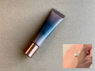 皮膚が薄い目元に使用するアイテムなのでこちらは刺激リスクを減らすために無香料。こっくりとしたクリームが気になる小ジワにしっかりとアプローチしてくれる濃厚テクスチャーでした。ヒスン リンクルアイクリーム 20g ¥6,050(OSAJI)※11月25日発売