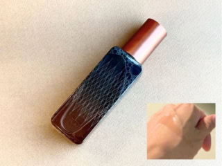 使用感は軽くてベタつかない。なのにみずみずしく潤う不思議なテクスチャーはシェアコスメとしてもオススメです。ヒスン リンクルローション 120mL ¥5,280(OSAJI)※11月25日発売