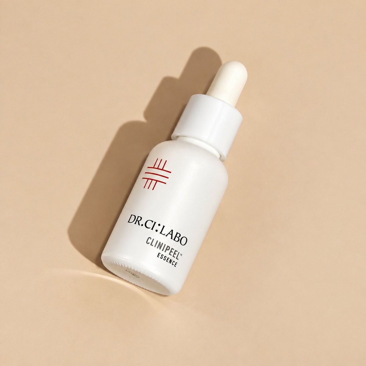 攻めのアイテムなのに、肌に優しい処方が嬉しい。クリ二ピールエッセンス 30ｍL ¥5,500（ドクターシーラボ）
