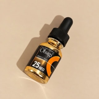 リニューアルを重ねるロングセラーアイテムの安心感ったらない。やはり王道です。C25セラム ネオ 12mL ¥11,000(オバジ)