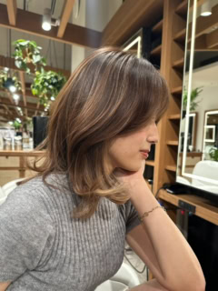 細かいハイライトで光を操れば動きど同時にツヤも与えてくれる。これって老け見えしないためには重要!透明感のあるカラーは大人カラーの強い味方です。