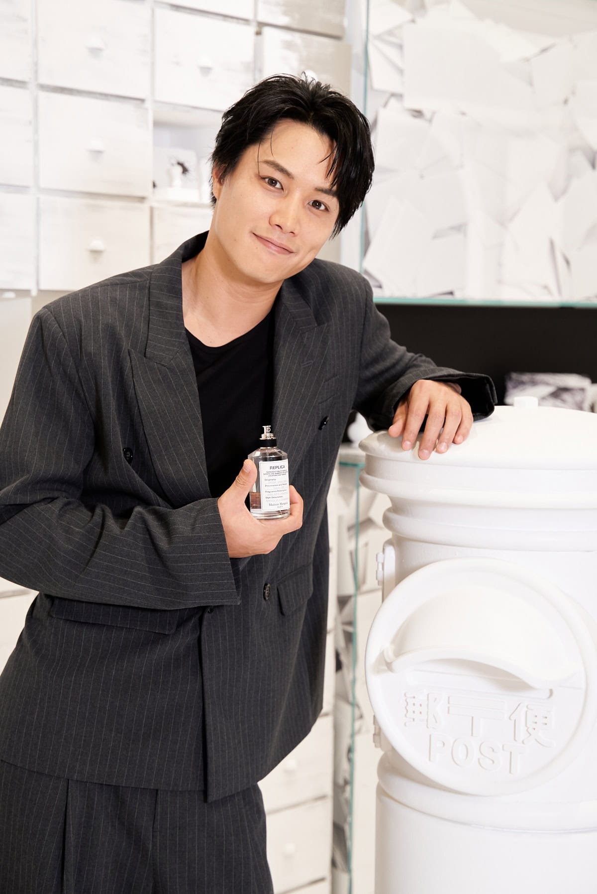抜群のスタイルで俳優・歌手として活躍する鈴木伸之さん。洗練された雰囲気がとってもお似合い！