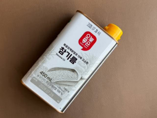 ロッテマートのプライベートブランドのごま油。煎りごま粉末で香ばしさが高いらしい。大容量でコスパもよし!₩6,590(約¥780)