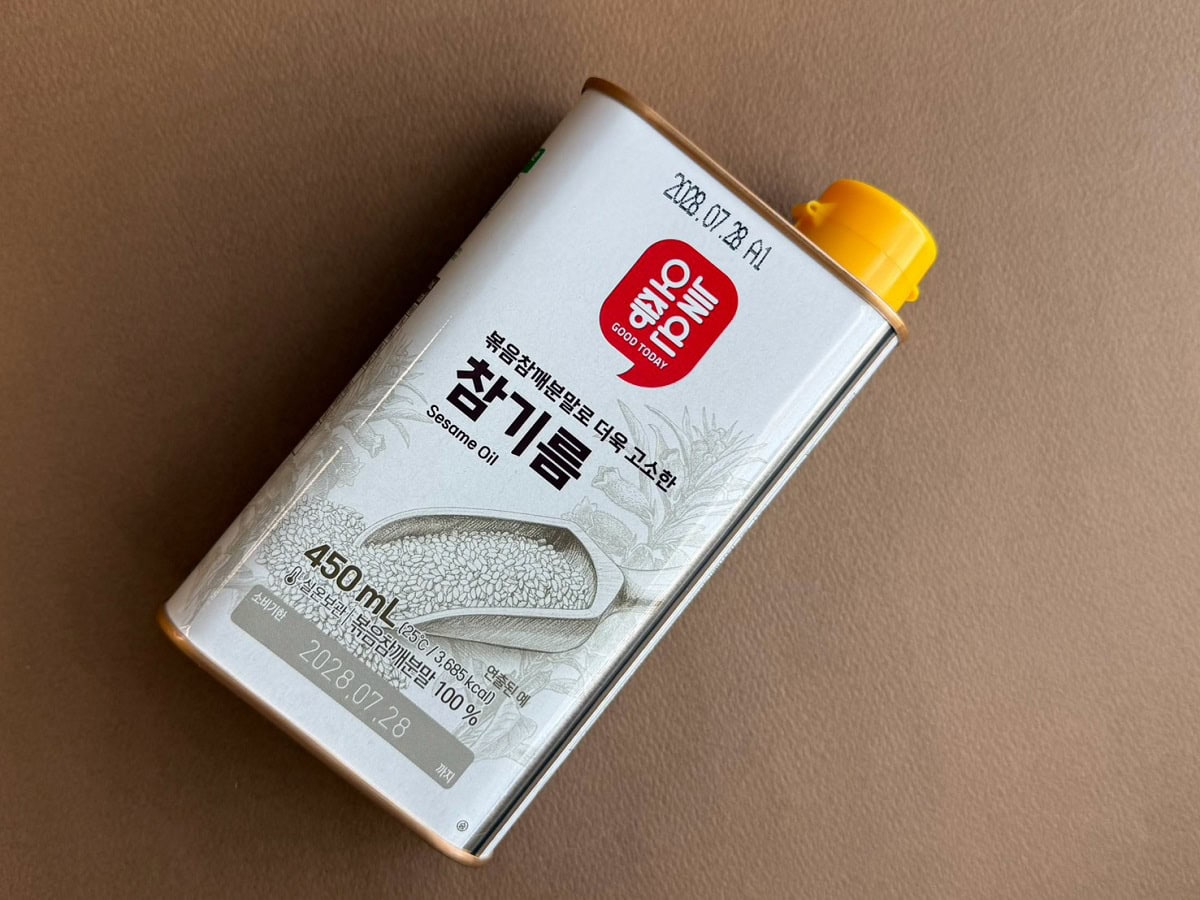 ロッテマートのプライベートブランドのごま油。煎りごま粉末で香ばしさが高いらしい。大容量でコスパもよし！₩6,590（約￥780）