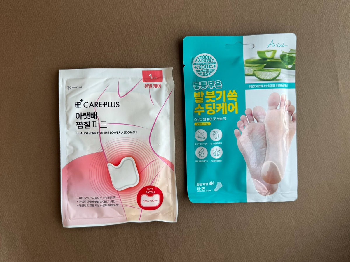 右から:沈静&保湿が叶うアロエベラ葉エキス配合。靴下のようにはいて保湿ができる上に、ひんやり効果でむくみ対策にも。Ariulのアロエのフットマスク。₩4,500(約¥500)左:プライベートブランドのCAREPLUSの12時間持続する使い捨てカイロの下腹部バージョン。衣類の上から貼ればお腹の冷え予防や女性の冷えからくる生理痛緩和にもいいんだとか。 ₩1,200(約¥142)