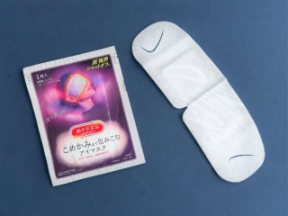 自分的な定番だっためぐりズム。こめかみまで包み込むタイプで没入感アップのキャッチコピー通り。これはフライトや移動中にも重宝してます。めぐりズム こめかみまで包みこむアイマスク フローラルパウダリーの香り 3枚入 ¥990 (花王)※編集部調べ