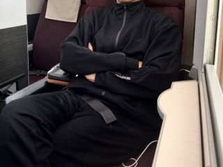 きちんと感もあるのにストレスフリー。機内では映画を見ていたら、この状態で爆睡していました。