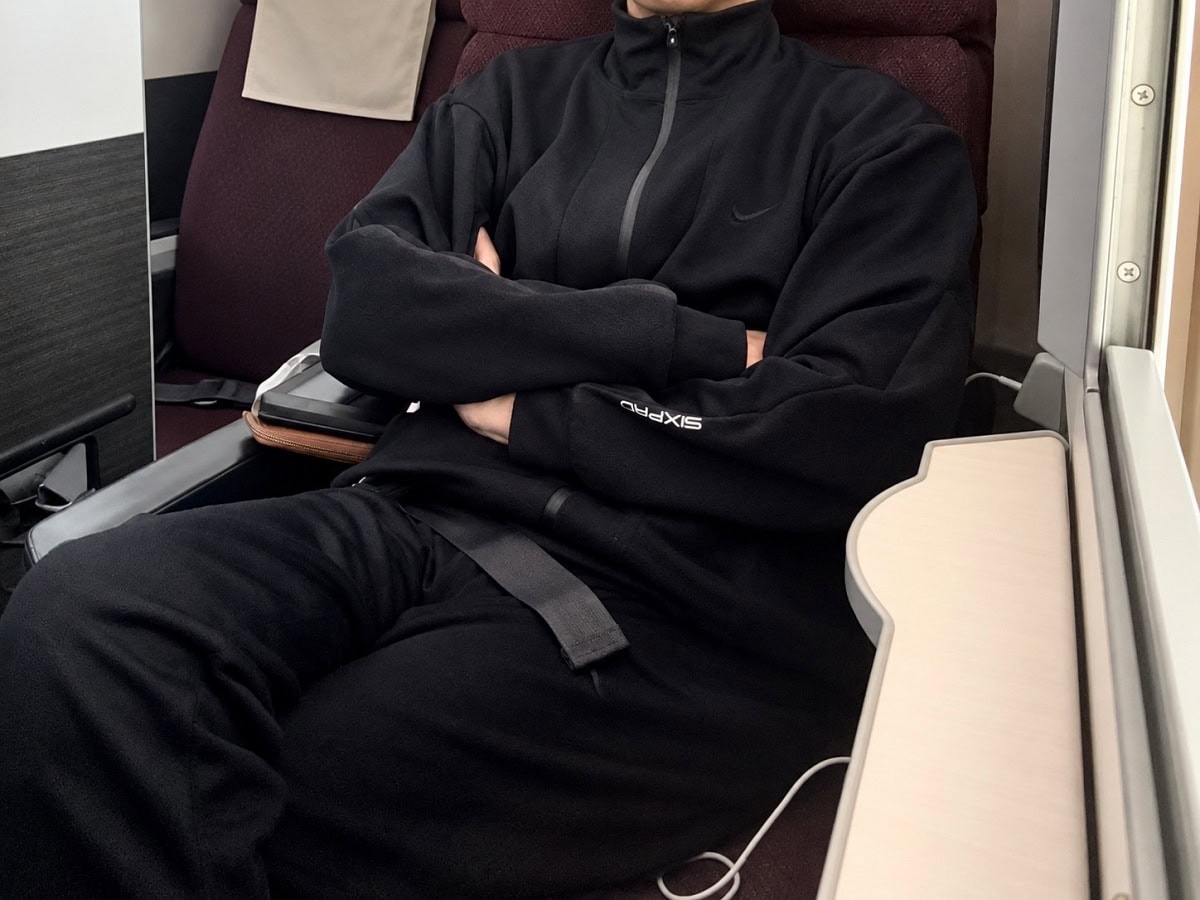 きちんと感もあるのにストレスフリー。機内では映画を見ていたら、この状態で爆睡していました。