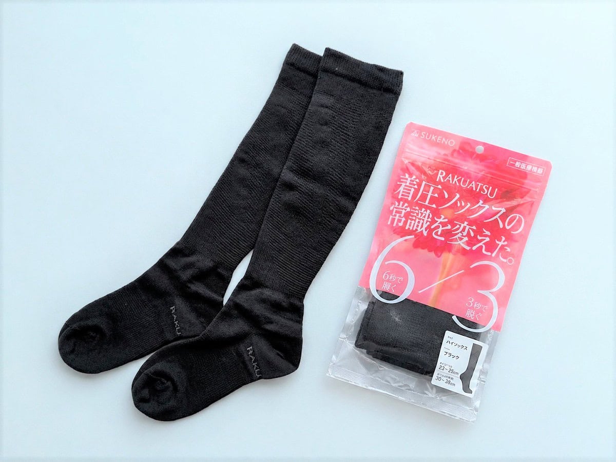 カラバリ豊富なのも嬉しい。定番のブラックはもちろん、グレーもかなり使えます。RAKU ATSU ハイソックス 全9色展開 ¥1,980（助野株式会社）