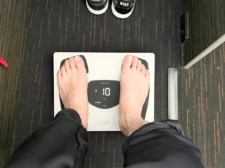 移動中まで筋肉にアプローチできる時代ってすごくないですか。座りっぱなしの機内ではほんの少しの時間でも足の感覚が違いました!シックスパッド フットフィット3 コンパクト ¥38,500(MGT)