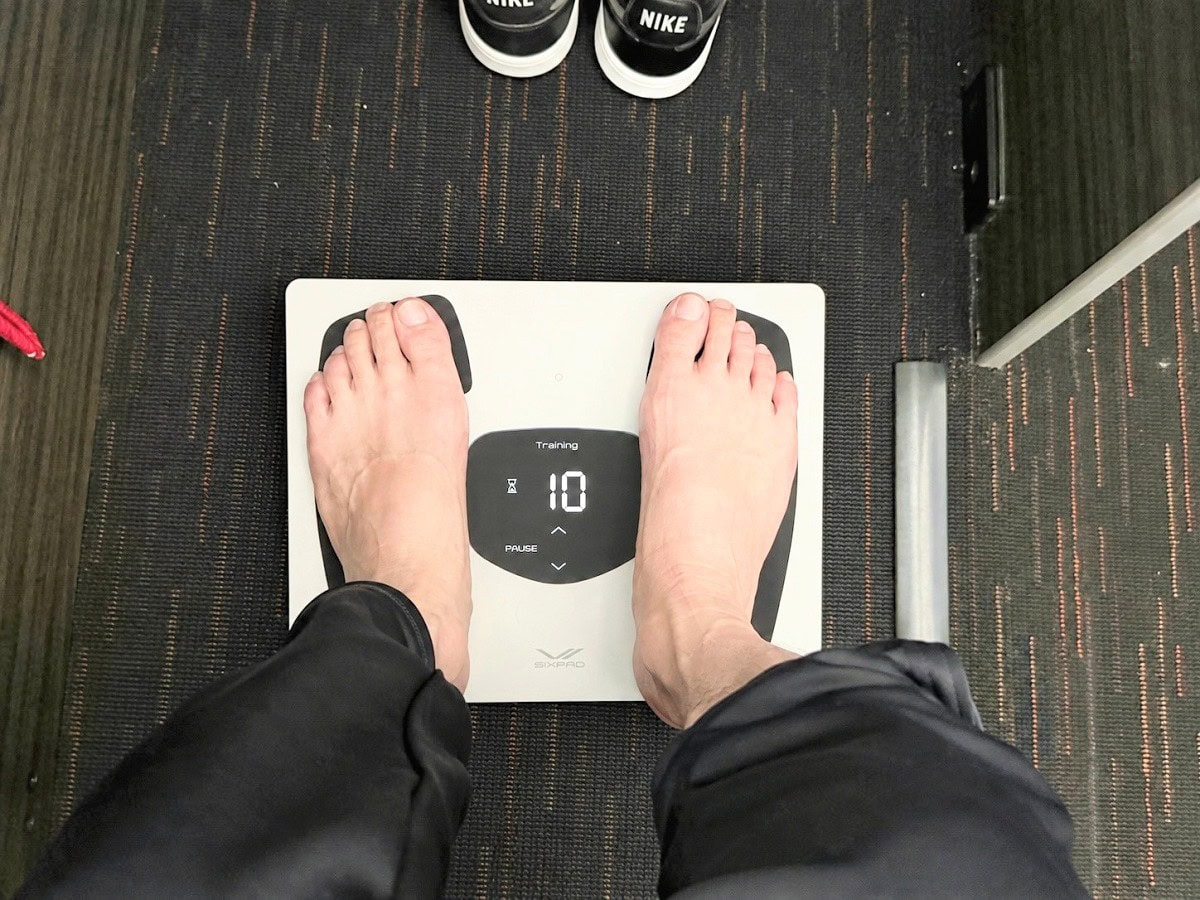 移動中まで筋肉にアプローチできる時代ってすごくないですか。座りっぱなしの機内ではほんの少しの時間でも足の感覚が違いました!シックスパッド フットフィット3 コンパクト ¥38,500(MGT)