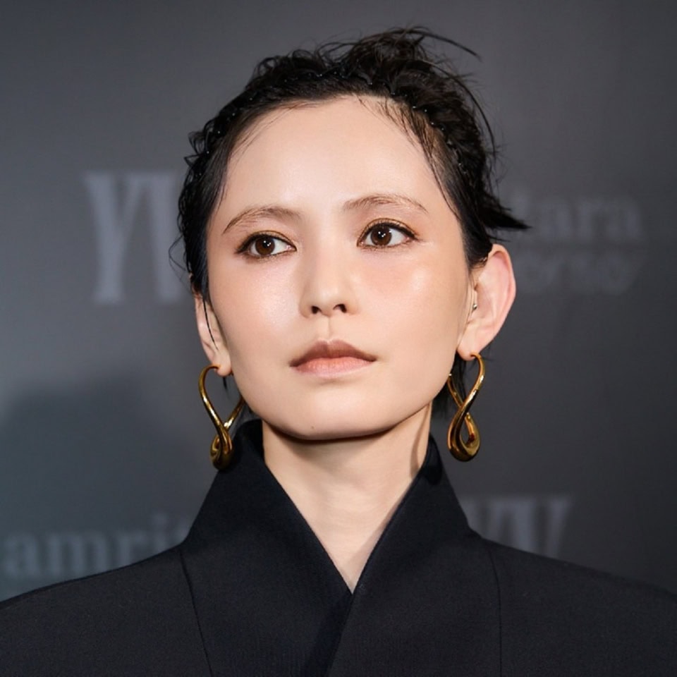 イメージビジュアルにはモデルの比留川游さん。こちらのリップカラーはアンドロメダ。クールながら女性らしく真似したくなる素敵さです。