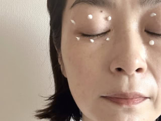 「使い方は目元の上下に各3点置き、目もとを引き上げるように優しくのばすだけ。すぐにぷるん&ピンと張ったような膜感へと変化。まるでバンテージで保護されているかのような、ぴたっとした密着感も魅力」