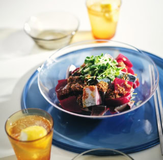しめさばのキリッとした酸味とビーツの素朴な甘さが驚くほど合う!香り高く、しびれるような辛さの粉山椒がいいアクセントに。