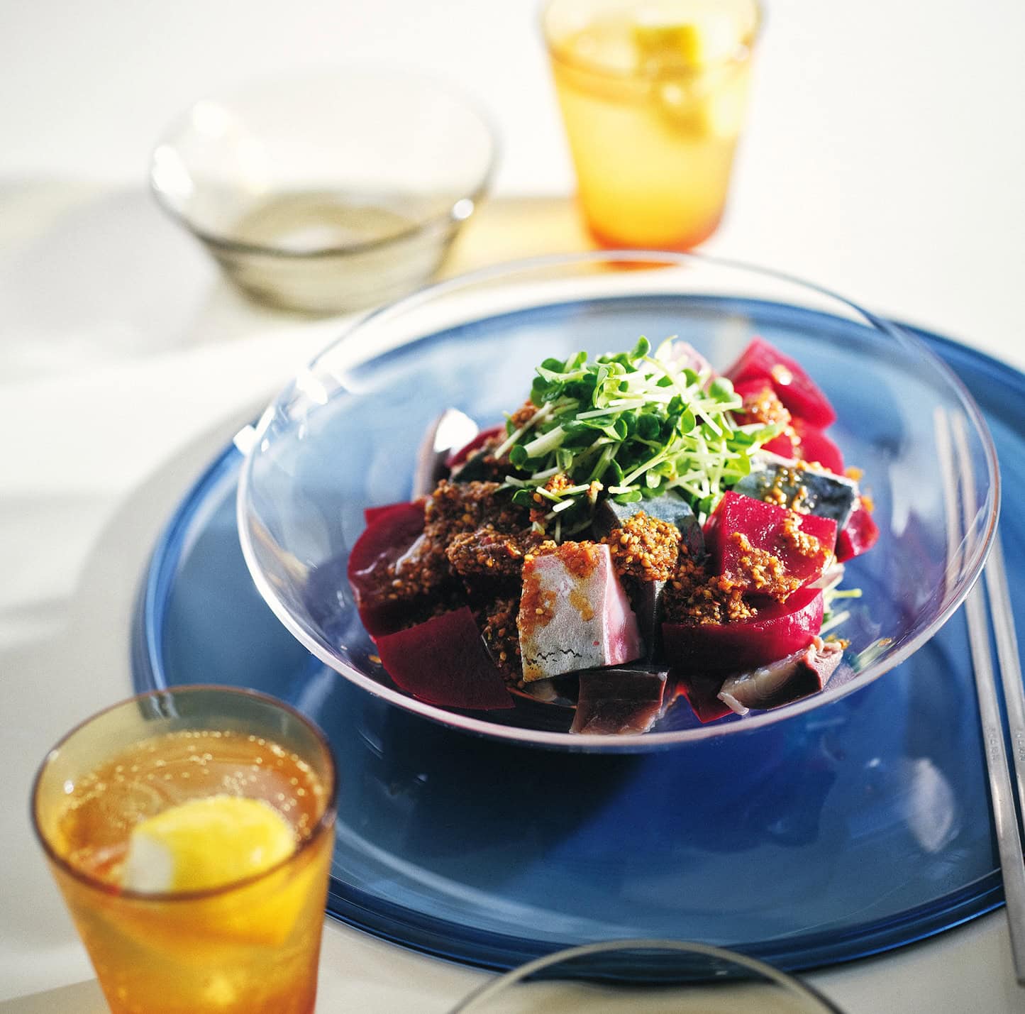 しめさばのキリッとした酸味とビーツの素朴な甘さが驚くほど合う！香り高く、しびれるような辛さの粉山椒がいいアクセントに。
