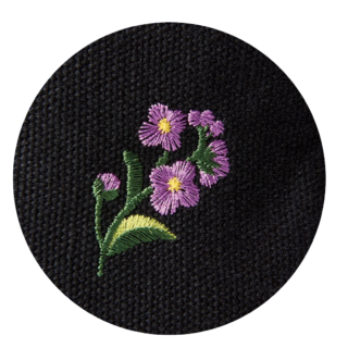 お花は全て刺繍で高級感のある印象に。