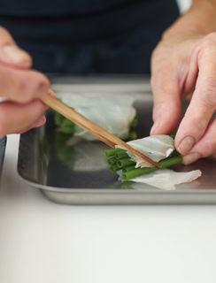 刺し身のさくがなく、薄切りしかない場合は、1切れずつラップではさんでたたいて!少し薄くのばすと、あさつきを巻きやすくなる。