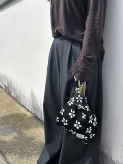 存在感のある花柄がキャッチーなアクセントに。小さめサイズなので気軽に取り入れやすく、ほどよい遊び心をプラス。