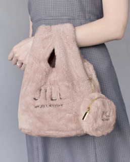 リッチなふわふわフェイクファー&ころんとした形にキュン♡甘さ控えめのニュアンスピンクで、大人コーデにさり気ない可愛らしさをプラスしてくれます。お気に入りのチャームをつけて、自分らしくアレンジするのもオススメ。