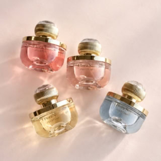 フローラノーティス ジルスチュアートの「アイコニックブルーム」全4種が勢揃い！咲き誇る花の雫を表現したボトルデザインと輝くゴールドキャップが目を惹きます。