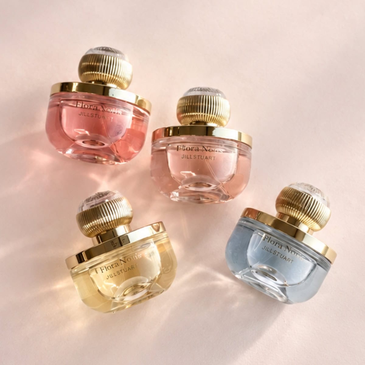 フローラノーティス ジルスチュアートの「アイコニックブルーム」全4種が勢揃い！咲き誇る花の雫を表現したボトルデザインと輝くゴールドキャップが目を惹きます。
