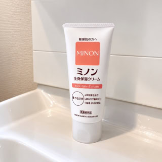 デリケートに傾いた肌の頼れる味方!持ち歩きや脱衣所でもサッと使いやすいチューブタイプ。バリア機能をサポートしてくれる低刺激性処方で、粉ふき肌にも優しく寄り添ってくれます。ミノン全身保湿クリーム(医薬部外品) 90g 1,760<編集部調べ>(第一三共ヘルスケア)
