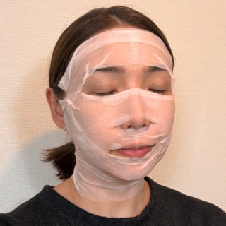 3枚使えば全顔はもちろん、横長シートだからこそ叶う「首巻きケア」まで完了。年齢が出やすい首のシワや乾燥を同時に集中ケアできるのが嬉しすぎます!
