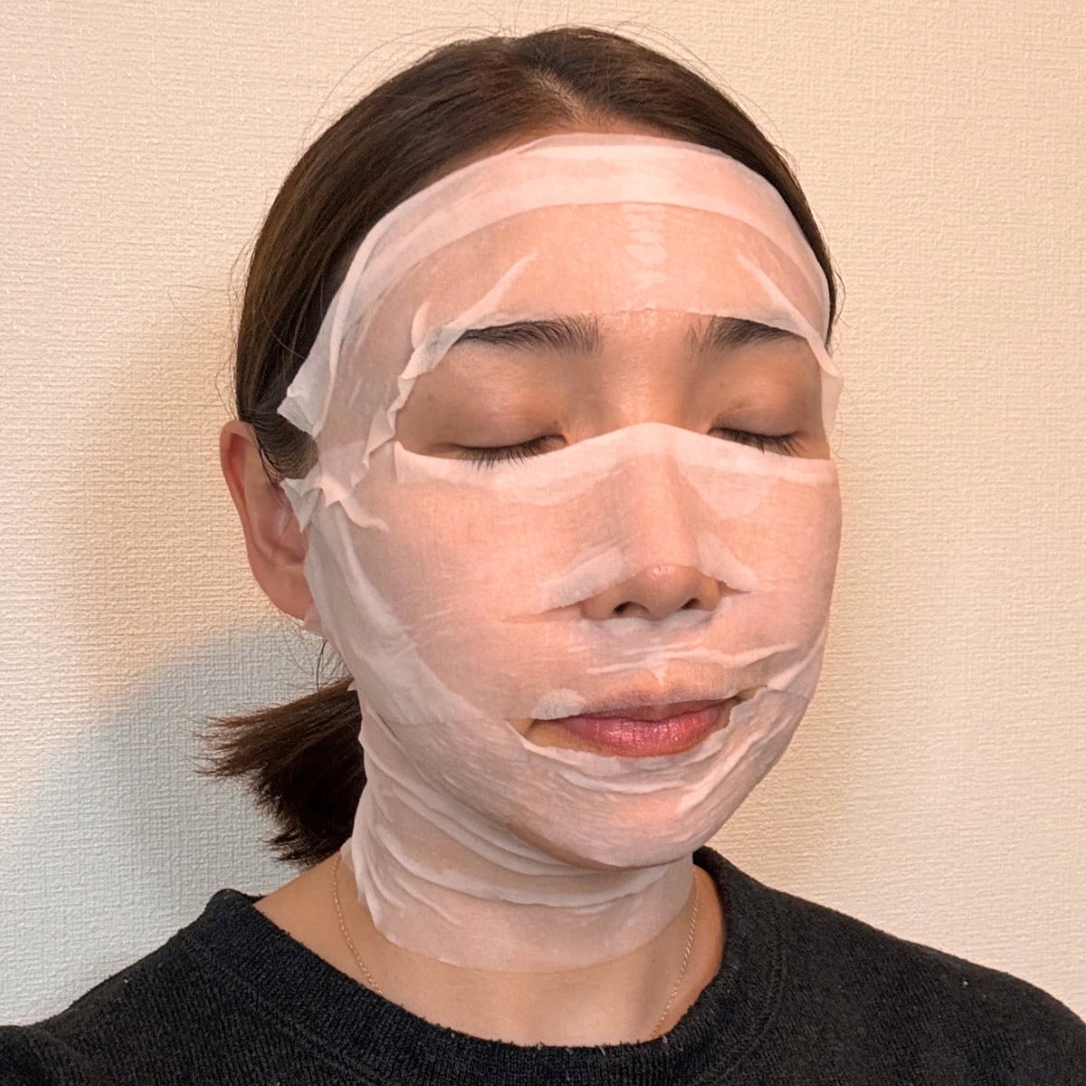 3枚使えば全顔はもちろん、横長シートだからこそ叶う「首巻きケア」まで完了。年齢が出やすい首のシワや乾燥を同時に集中ケアできるのが嬉しすぎます！