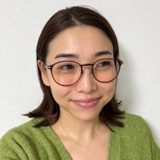 実際にかけてみると、すっぴんでも一瞬で顔色がパッとトーンアップ!特に忙しい朝の「保育園の送り」で大活躍していて、同じ時間のママたちから「それ短縮メガネってやつ?チークレンズ!? SNSで見た!かけてみたい!」と興味津々。子どもを預けたあと、保育園の下で急遽みんなで試着大会に!「すっぴんなのにそう見えない!」「顔短く見える!」と大盛り上がりでした(笑)