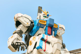 高さ24.8ｍの「実物大ν（ニュー）ガンダム立像『RX-93ff ν（ニュー）ガンダム』」がお出迎え。
