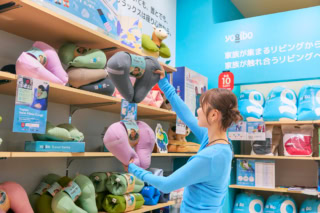 ピンクもテンション上がるけど、毎日使うならと最後は黒をチョイス。「飛行機移動の相棒にしたい！」ヨギボーネックピローエックスロゴ￥5,489