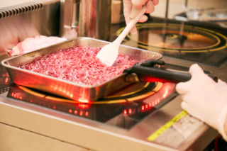 店舗の厨房で製造。アイスのように冷たい冷凍いちごにパリッとした飴の組み合わせが絶品！ パリトロあまおう苺アメ ￥620
